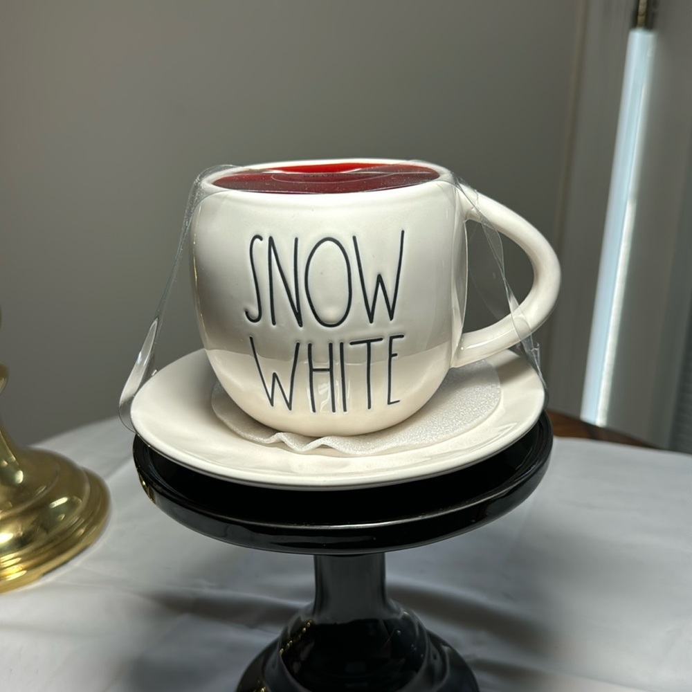 Snow White coffee/tea cup with saucer